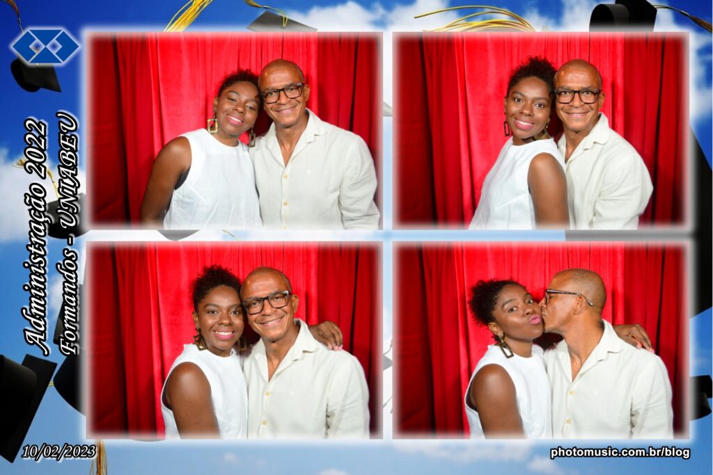 Foto 10x15 de um casal na cabine, com a moldura do evento