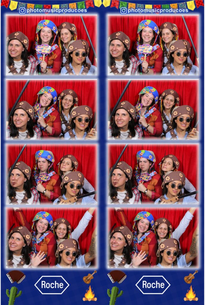 Tirinha impressa com quatro fotos das amigas na cabine